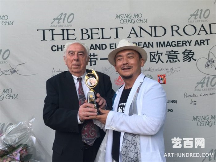 中国艺术家陈可之获中欧艺术交流大使奖杯